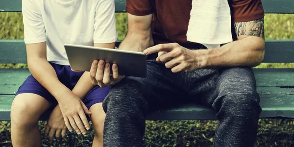 Junge mit Trainer mit digitalem Tablet — Stockfoto