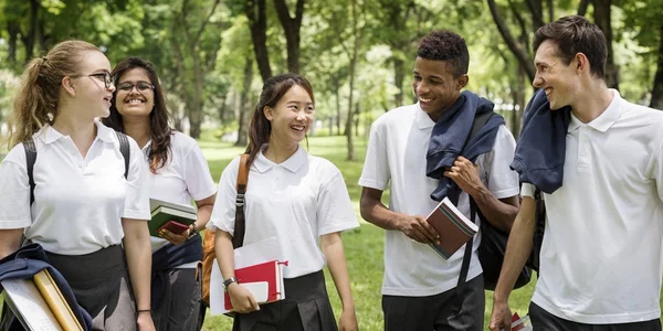 背景的学生，在大学制服 — 图库照片