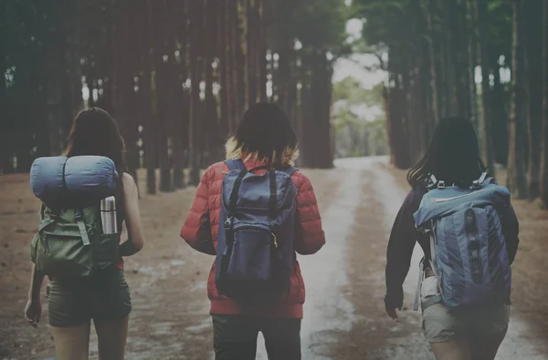 Beste Freunde beim gemeinsamen Wandern — Stockfoto