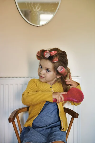 Kleines Mädchen mit Lockenwicklern im Haar — Stockfoto
