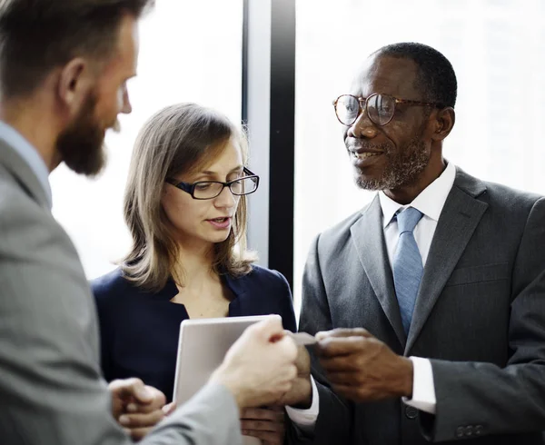 Busines personas que trabajan en la oficina — Foto de Stock