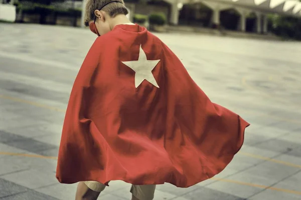 Superhéroe niño disfrazado estrella —  Fotos de Stock