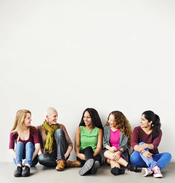 Women sits on floor — Stock Photo, Image