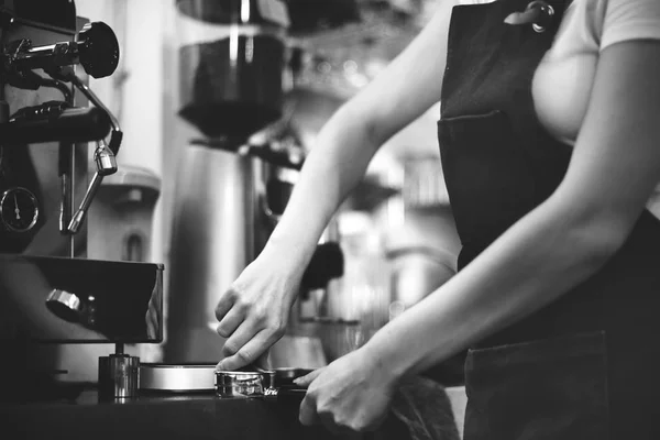 Barista preparando café —  Fotos de Stock