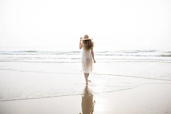 Belle femme sur la plage — Photo