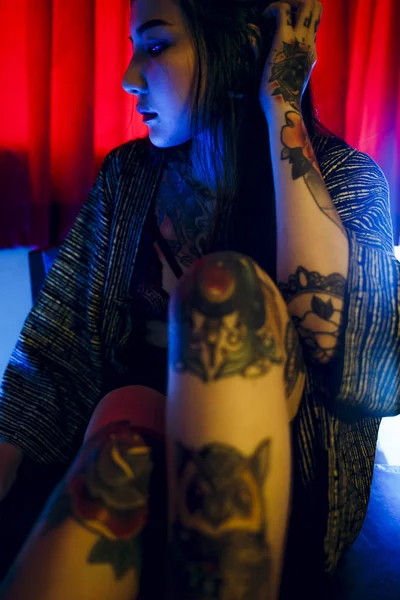 Gyönyörű lány tetoválás — Stock Fotó