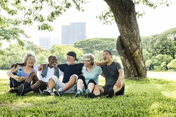 Sportliche Senioren im Park — Stockfoto