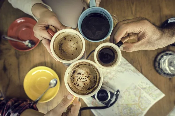 Pessoas bebendo café — Fotografia de Stock