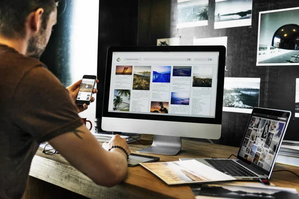 Mann arbeitet am Computer — Stockfoto