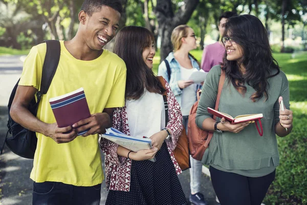 Jovens estudantes com livros — Fotografia de Stock