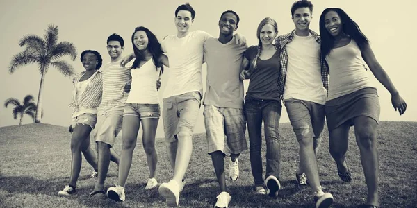 Jóvenes amigos al aire libre — Foto de Stock