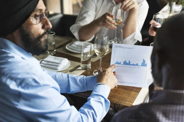 Gente de negocios en reunión en restaurante — Foto de Stock