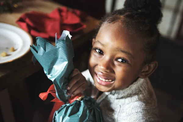 Niña con regalo festivo — Foto de Stock