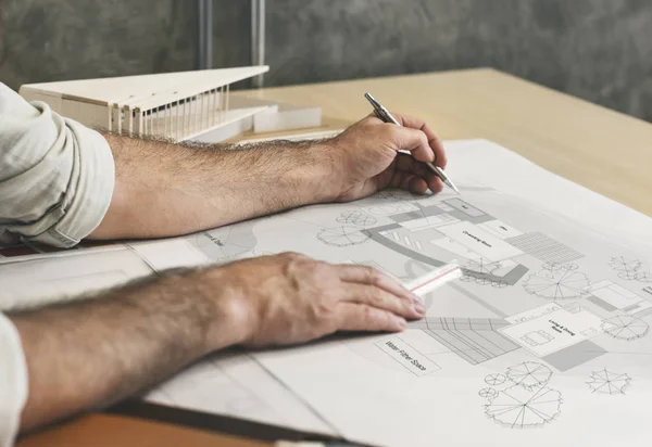 Man Architect lavora con Blueprint — Foto Stock