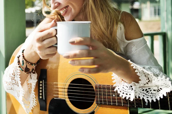 Gitarist vrouw drinken tea — Stockfoto