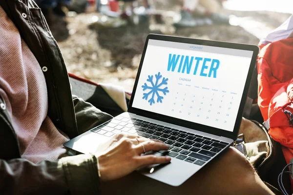 Vrouw met laptop — Stockfoto