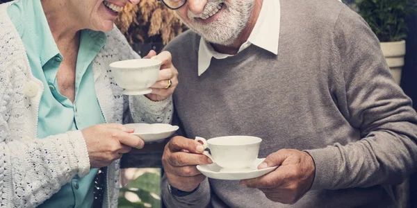 Пожилая пара пьет чай — стоковое фото