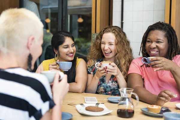 Mulheres bebendo café — Fotografia de Stock