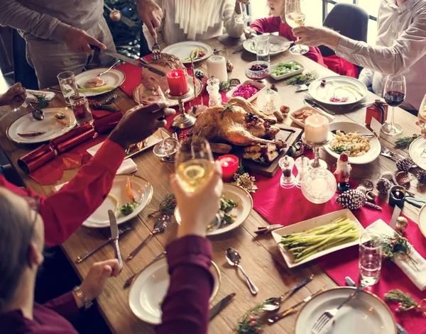 Familie am Tisch mit festlichem Abendessen — Stockfoto