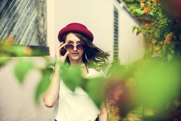 Belle femme en chapeau d'été — Photo