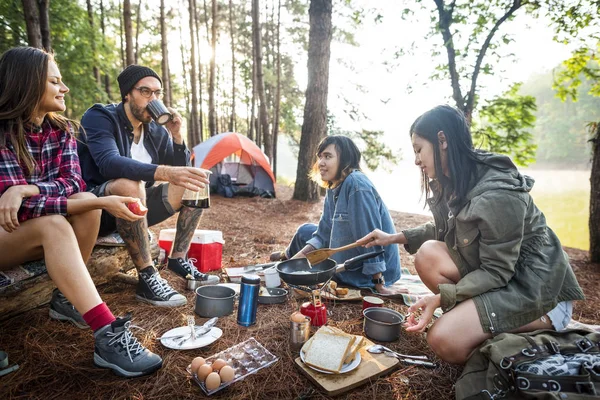 Amigos comiendo comida en el camping — Foto de Stock