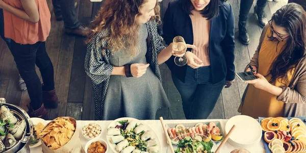 Mensen uit het bedrijfsleven praten over partij — Stockfoto