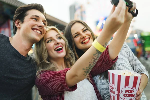 Amigos haciendo selfie en Parque de Atracciones — Foto de Stock