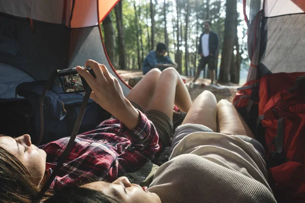 Mensen controle foto's op de camera — Stockfoto