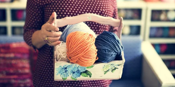 Woman holding box with Tangles of thread — Stock Photo, Image