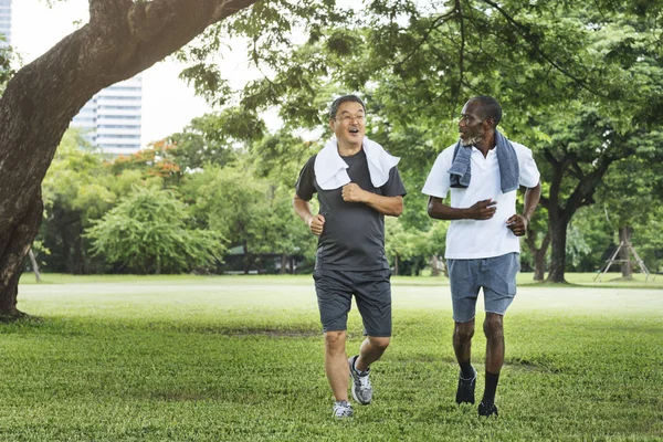 Ältere Freunde beim Sport — Stockfoto