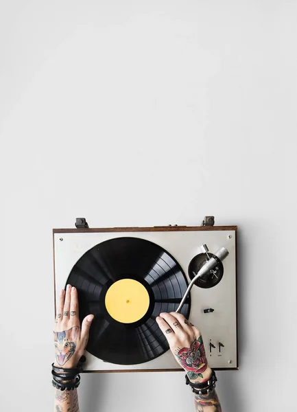 Hände in Tätowierungen mit Vinyl — Stockfoto