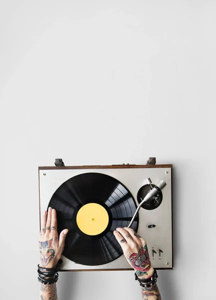 Mãos em tatuagens com vinil — Fotografia de Stock