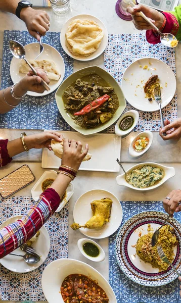 Amigos indianos no restaurante — Fotografia de Stock