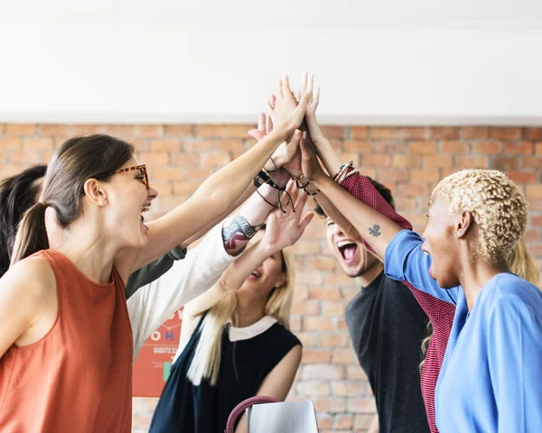 Hipsters travaillant dans le bureau contemporain — Photo