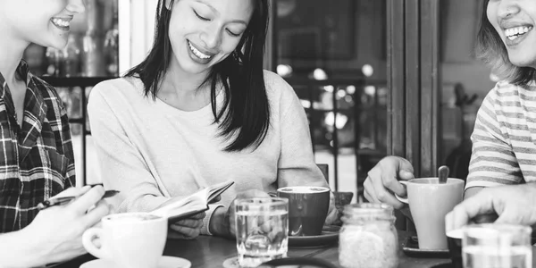 Pessoas bebendo café — Fotografia de Stock