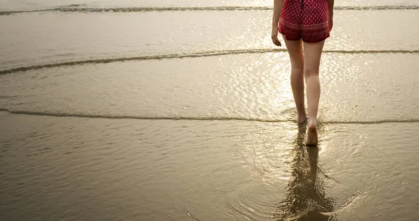 Pernas de mulher na praia do oceano — Fotografia de Stock