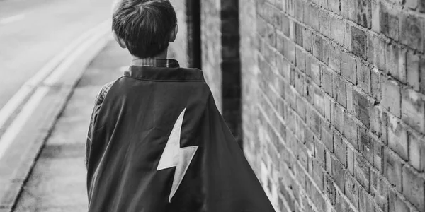 Super-herói Little Boy na rua — Fotografia de Stock