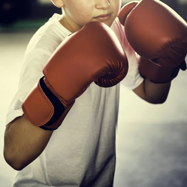 Ragazzo Boxe in palestra — Foto Stock