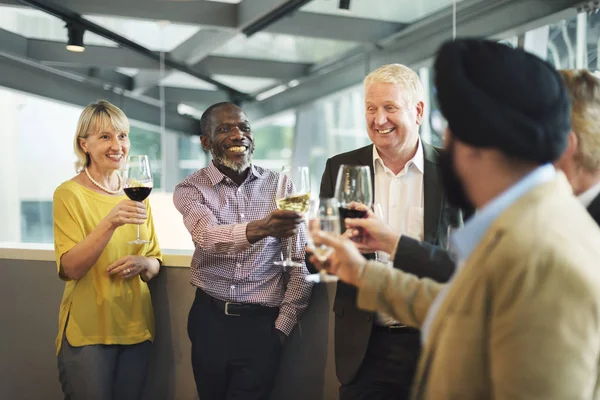 Företag som dricker vin — Stockfoto