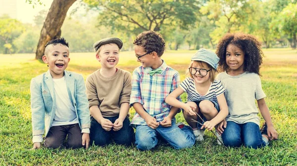 Les enfants jouent au parc — Photo