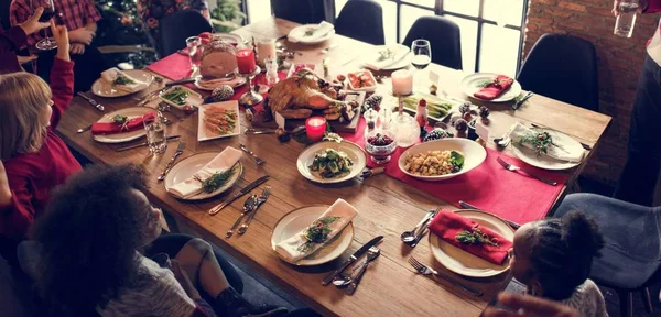 Familjen vid bordet med en festlig middag — Stockfoto