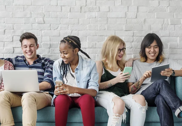 Diversidad Estudiantes usando dispositivos digitales — Foto de Stock