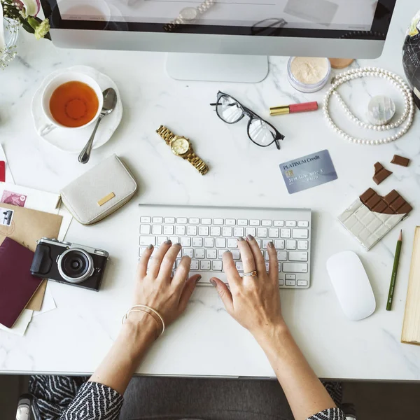 Femme travaillant sur ordinateur portable — Photo