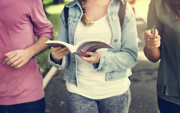 Studenter som läser bok — Stockfoto