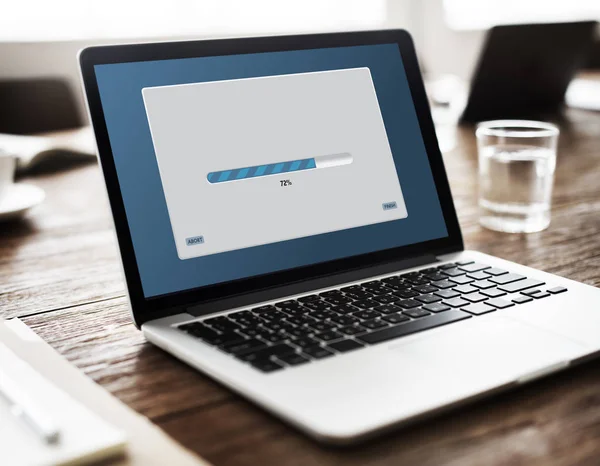 bardak su ile çalışma alanı tablo üstünde laptop