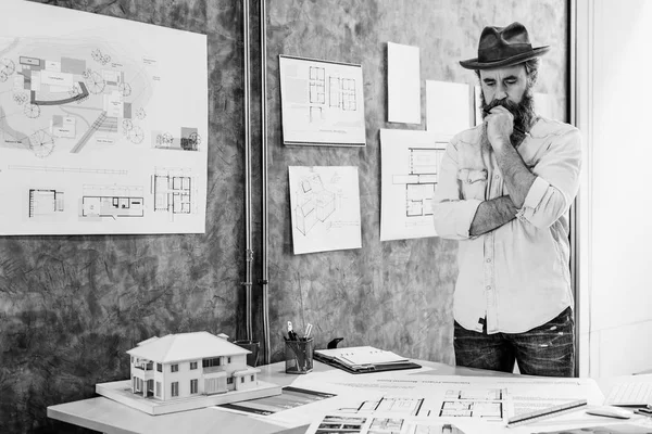 Arquiteto homem trabalhando com Blueprint — Fotografia de Stock