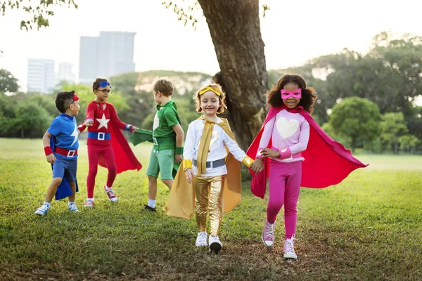 Birlikte oynayan süper kahraman çocukları — Stok fotoğraf