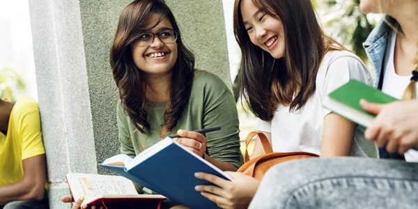 Estudante meninas estudando juntos — Fotografia de Stock
