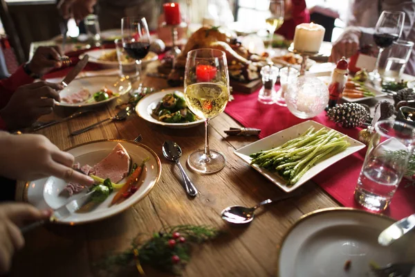 Familie am Tisch mit festlichem Abendessen — Stockfoto