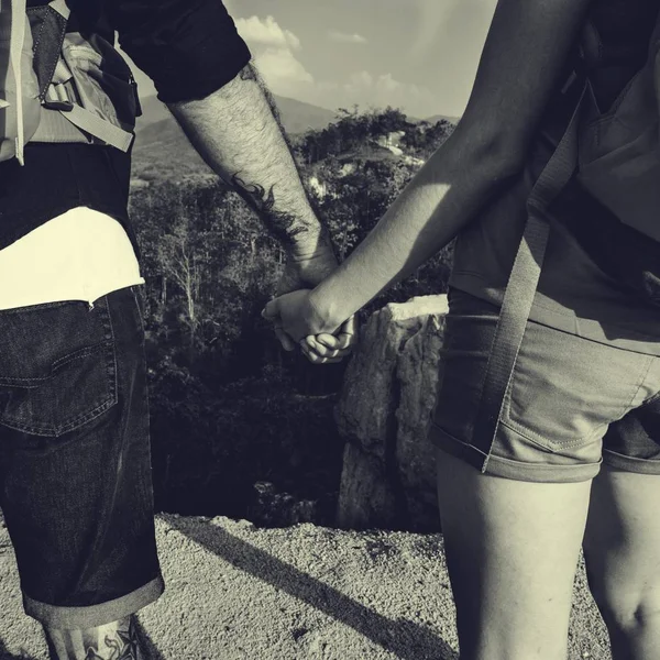 Casal de viajantes segurando as mãos — Fotografia de Stock